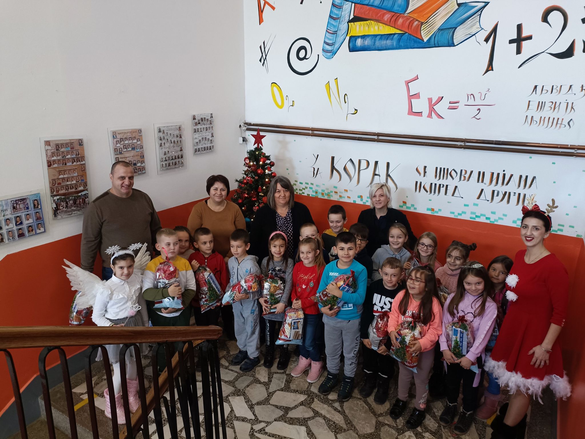 Pako të shpërndara për nxënësit e shkollave fillore në shkollën fillore “Veljko Dugosheviq”.